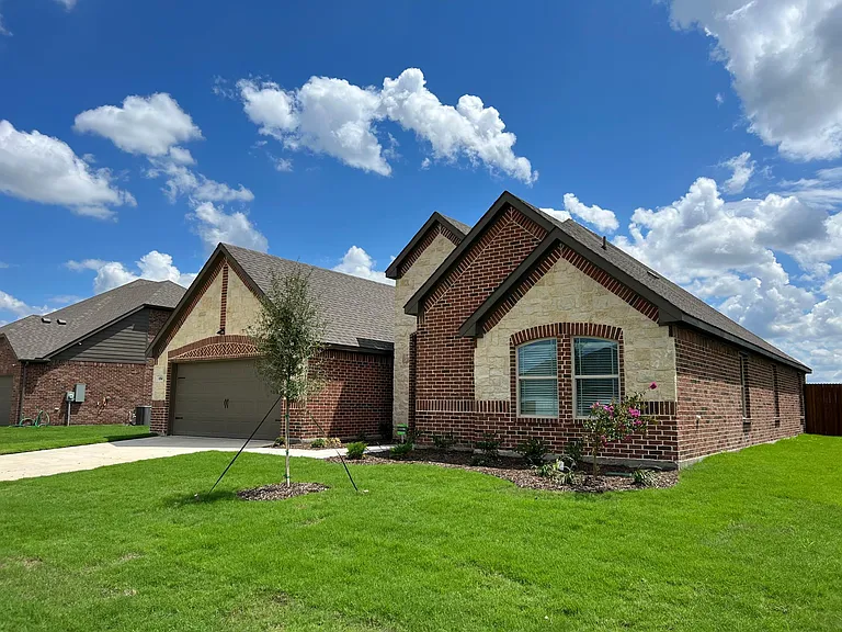 684 Avalon Dr — Photo 2