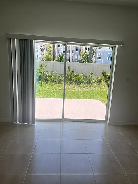 3 bed, 2.5 bath, 1558 sqft, $2,100 — Photo 4