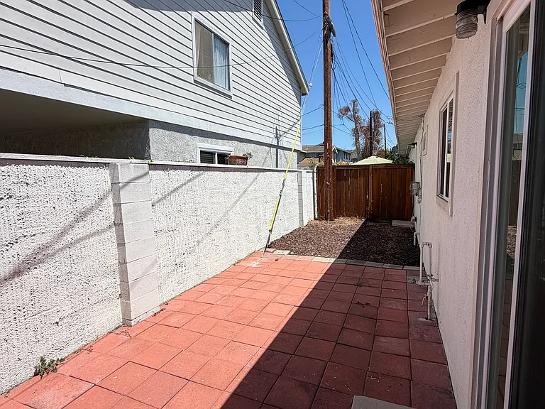 2474 Elden Ave #B — Photo 15
