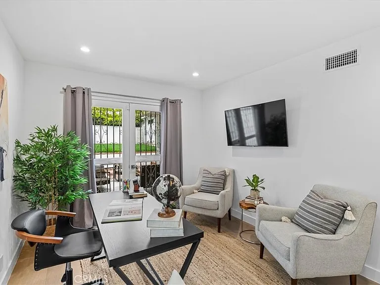 1320 Thayer Ave — Photo 17