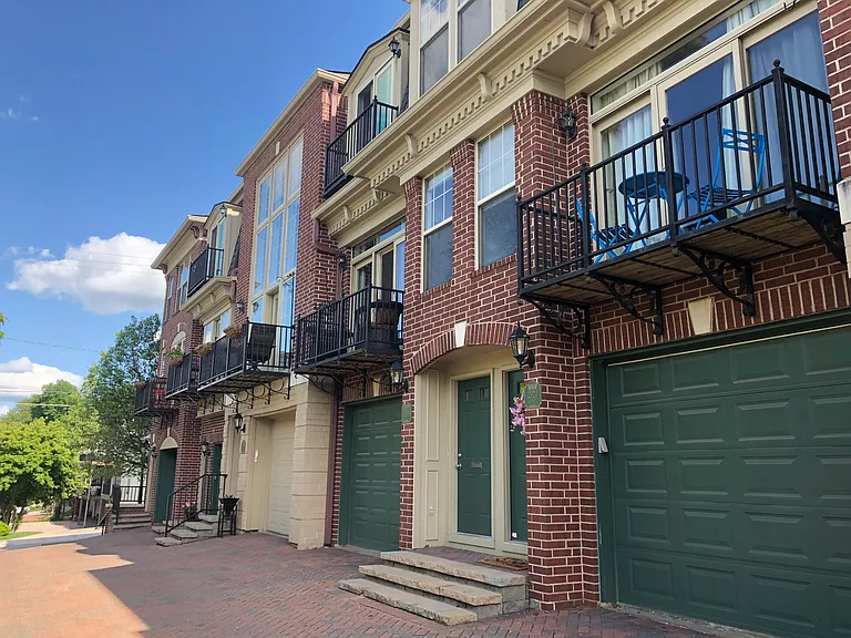 2928 Walnut St — Photo 3