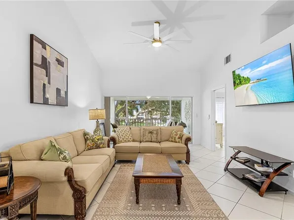 760 Wiggins Lake Dr APT 206, Naples, FL 34110