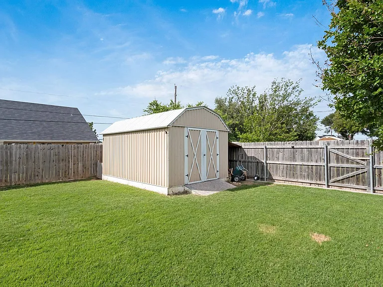 303 Chris Dr — Photo 29