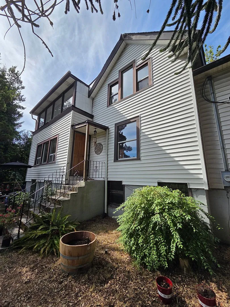 Huge Bremerton 4 Bedroom, Double Bonus Rooms, Builts Ins & More. Right Next to PSNS! — Photo 4