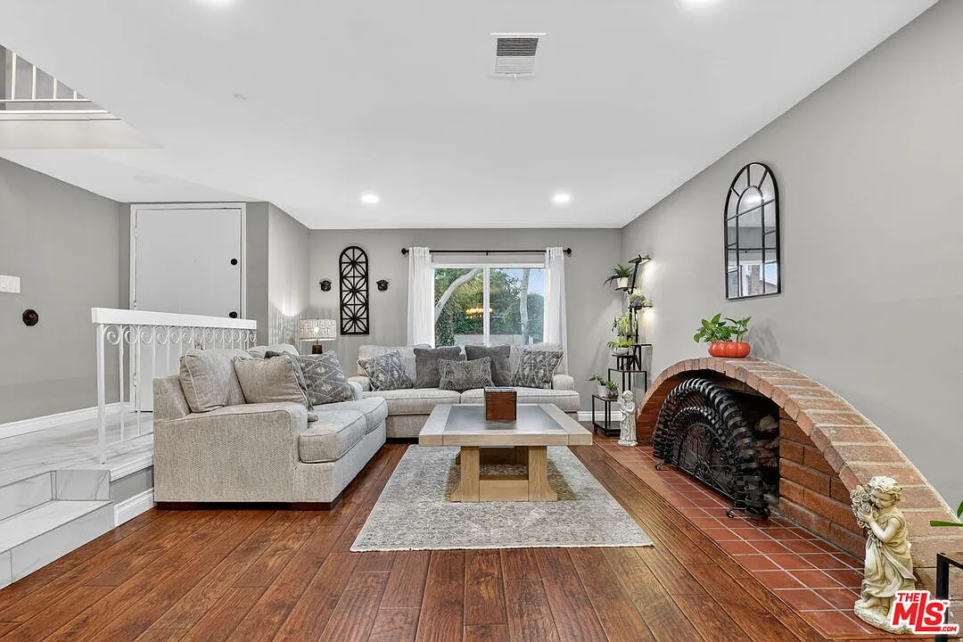 4 bed, 2.5 bath, 2695 sqft, $6,000 — Photo 3
