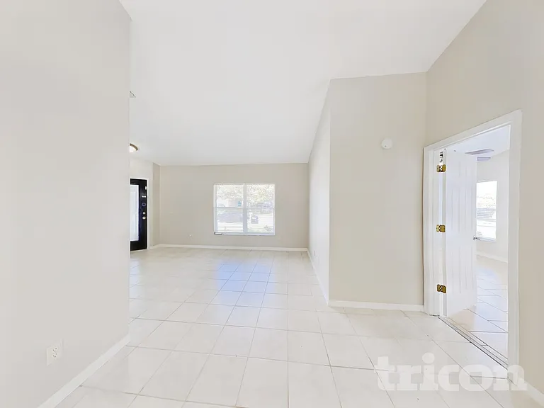 2810 Manor Hill Dr — Photo 3