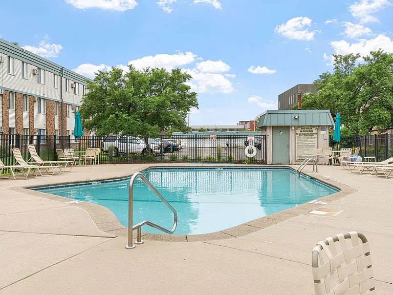 Como Park Apartments — Photo 6