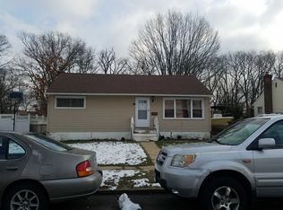 8 Penndale Dr, Amityville, NY 11701