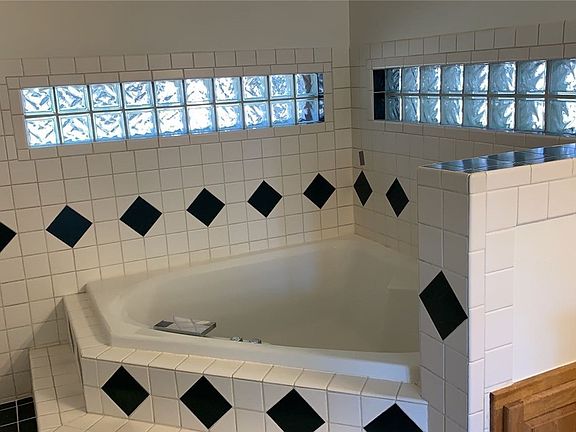 3rd image of 807 9th Ave SE