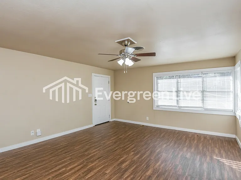 7105 Robinhood Ln — Photo 2