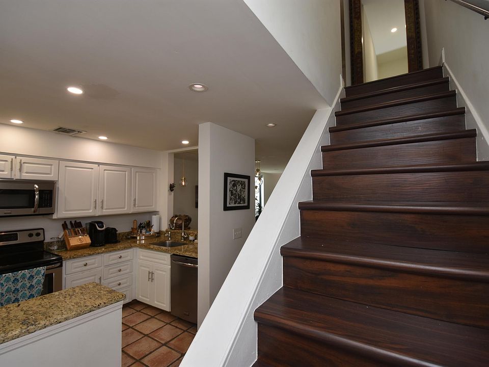 Spacious 2B townhouse entrance