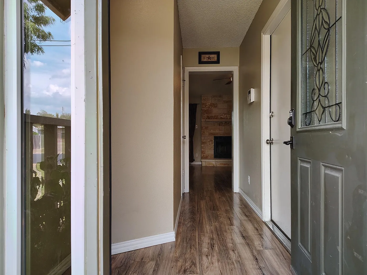 3 bed, 2.0 bath, 1218 sqft, $1,745 — Photo 2