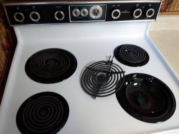 CLEAN STOVE WITH NEW ENAMEL DRIPPANS