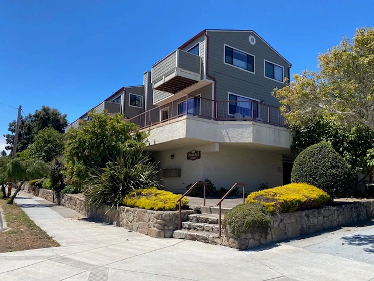 402 Watson Street — Photo 2