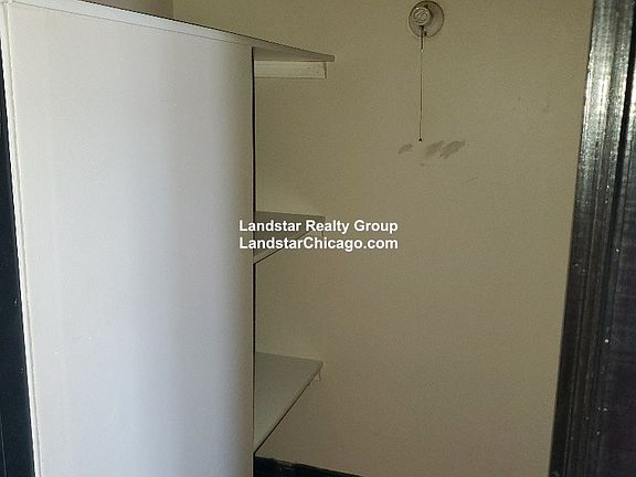 3rd image of 948 W Cuyler Ave APT 211