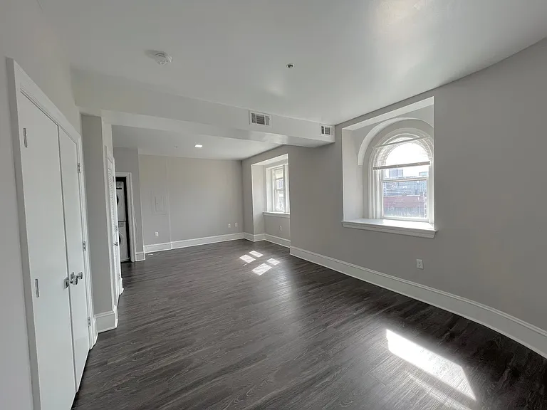 306 W Franklin — Photo 47