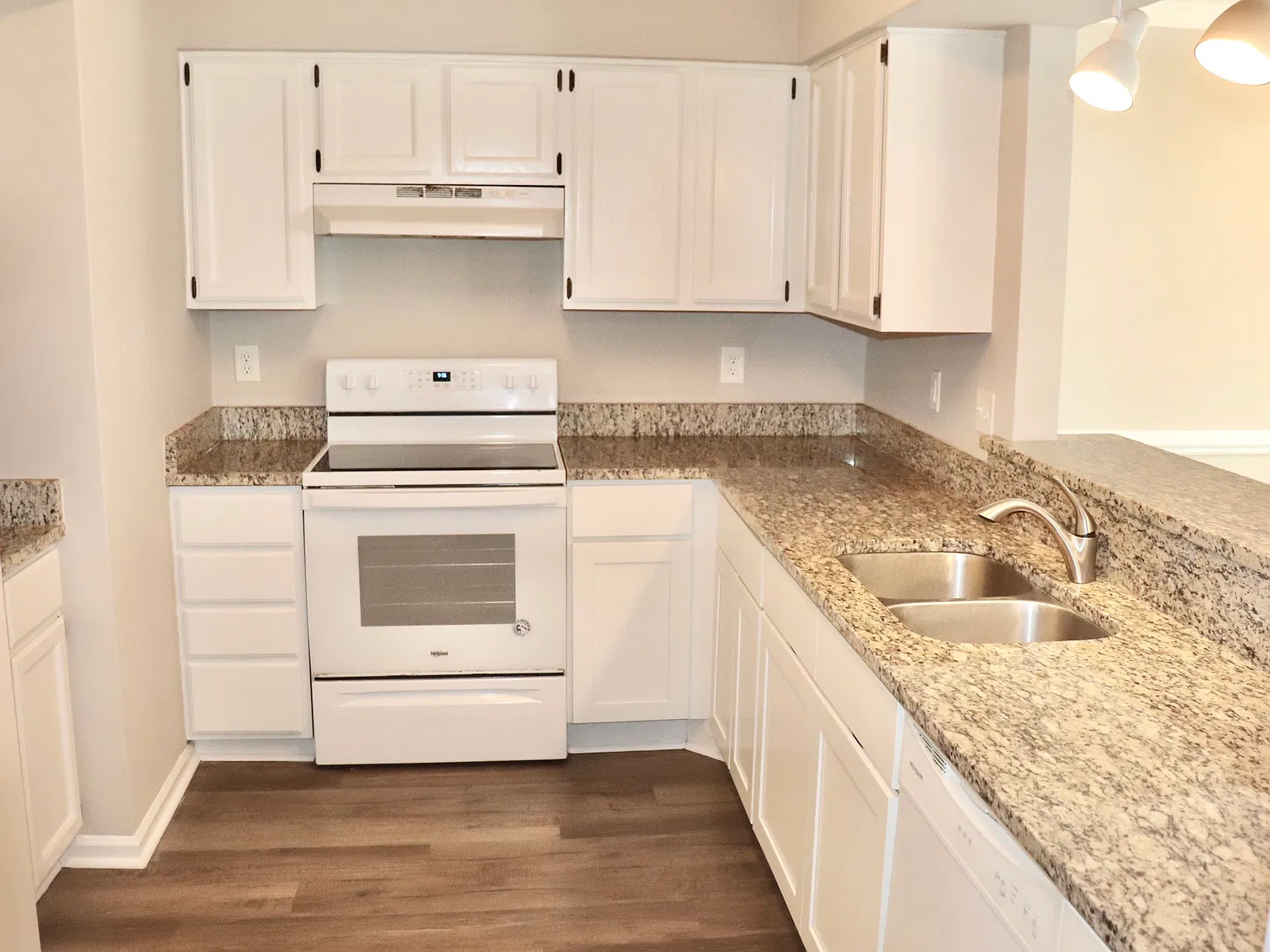 3 bed, 2.5 bath, 1584 sqft, $2,500 — Photo 3