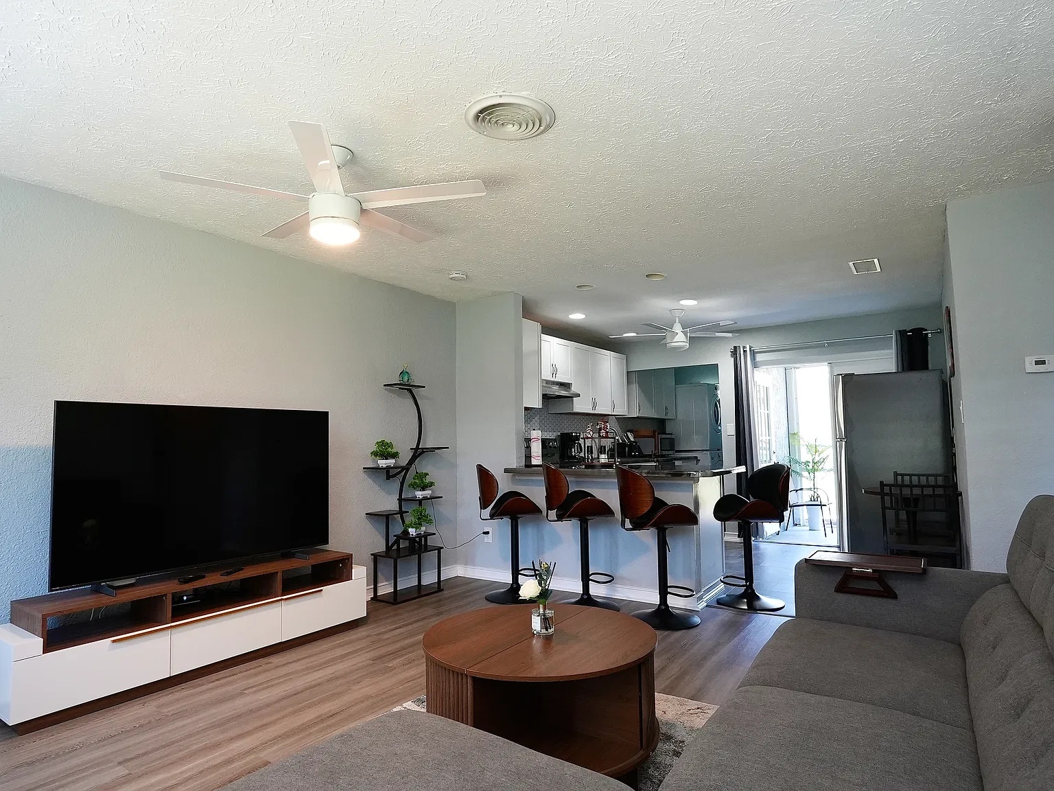 2 bed, 827 sqft, $4,200 — Photo 1