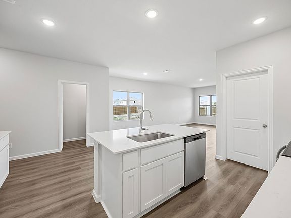 5th image of 840 Hillcrest Blvd