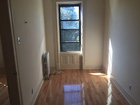 Rented by Perry Associates NYC Inc | media 27