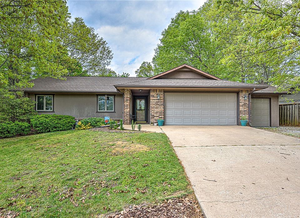 1st image of 9 Pinehurst Dr