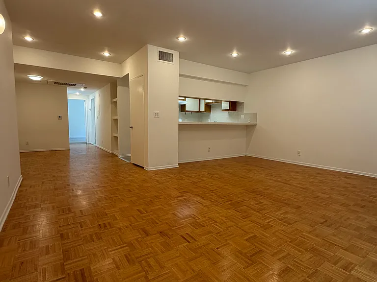 857 S Plymouth Blvd #303 — Photo 1