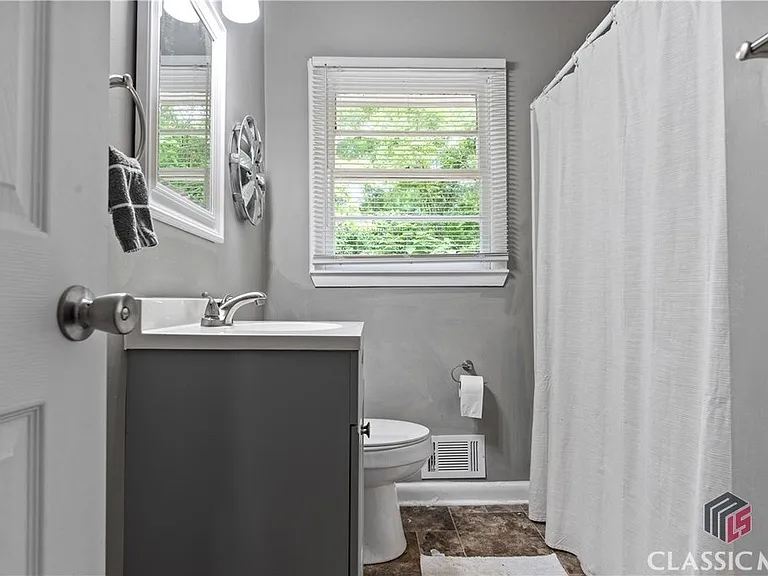 135 Hillside St — Photo 14