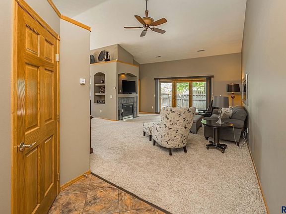 3rd image of 723 E 70th Pl