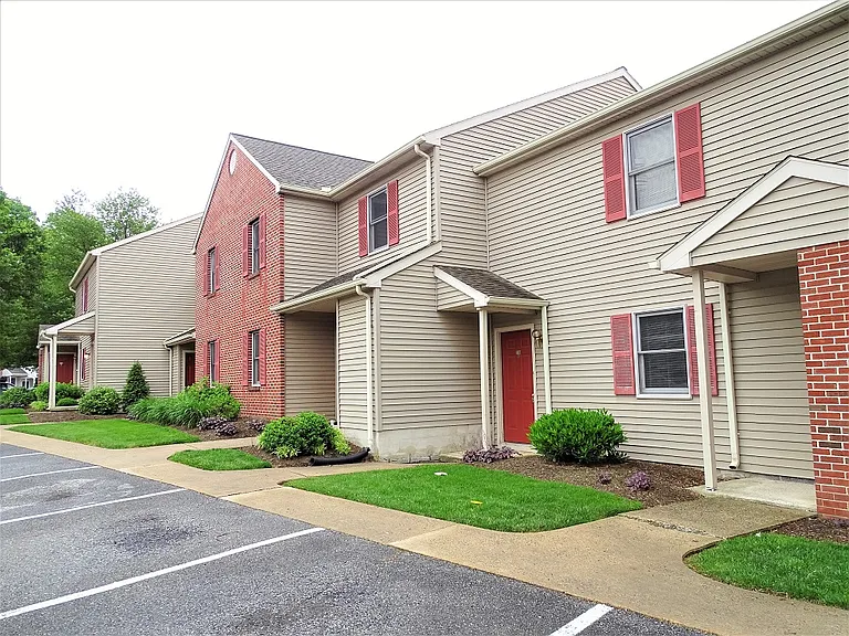 128 Hilldale Dr #B — Photo 1