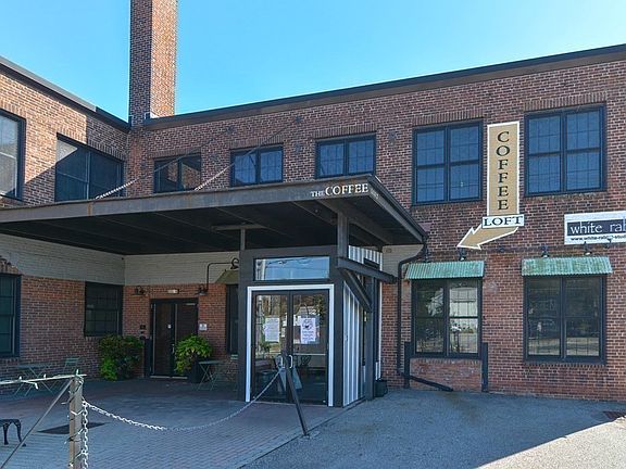 2nd image of 406 Lincoln St Unit 204