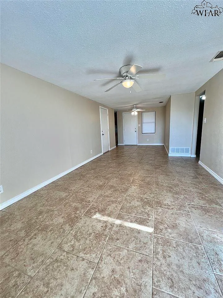 3 bed, 1.0 bath, 1117 sqft, $1,550 — Photo 2