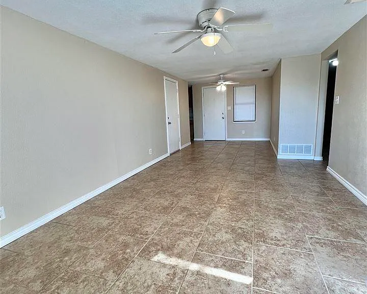 513 N Bois D Arc St — Photo 2