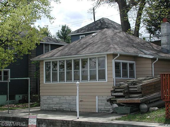 3rd image of 32594 South St