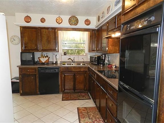 Kitchen w/Updated Appliances and Sink.