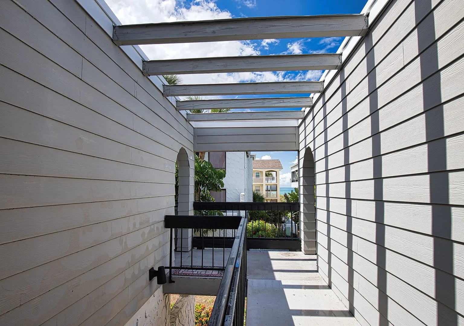 Seasonal Short-Term 2 Bedroom 2 Bathroom 2nd Floor Condo with Beach Access on Venice Island! — Photo 4