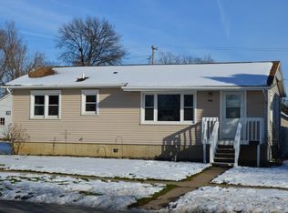906 S 8th Ave, Vinton, IA