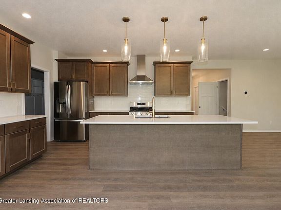 5th image of 594 Magenta Ct