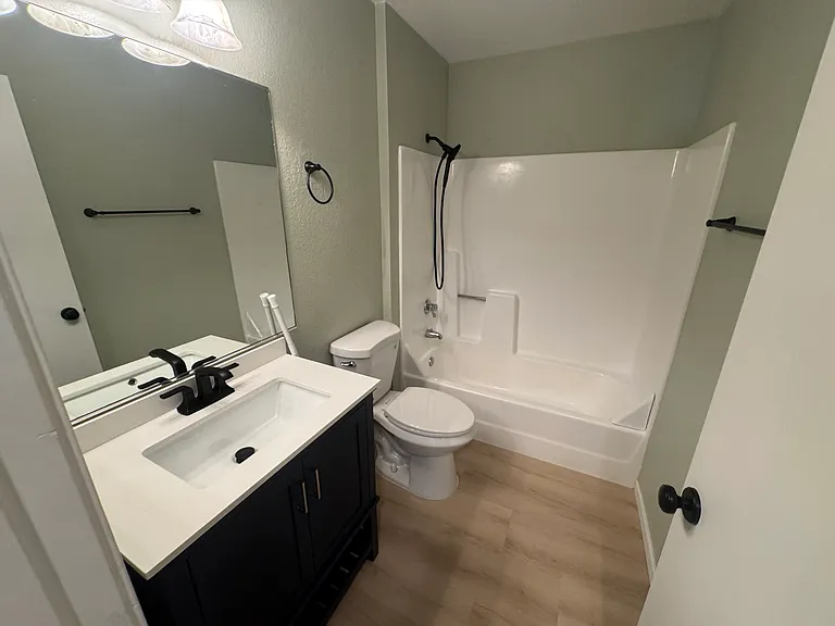 1043 Southwood Dr #J — Photo 32
