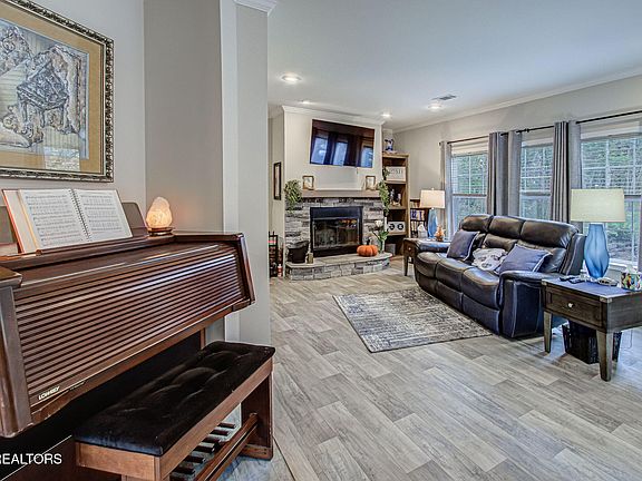 5th image of 1747 Dumplin Loop Rd