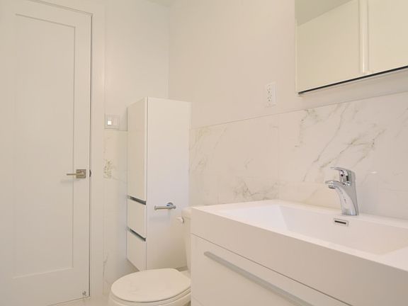 River Hill Gardens - Bathroom - M85-01A