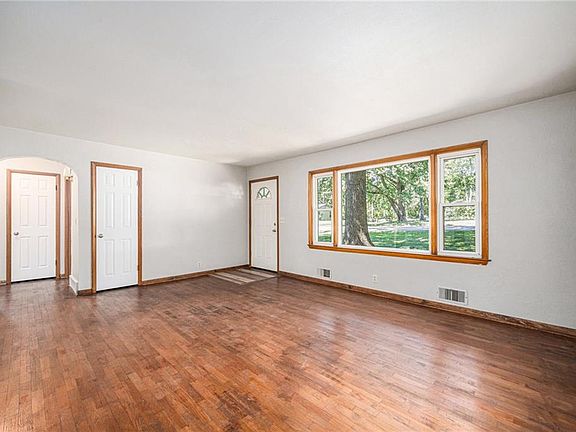 5th image of 611 NE 88th St