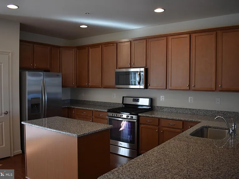 9421 Adelaide Ln — Photo 10