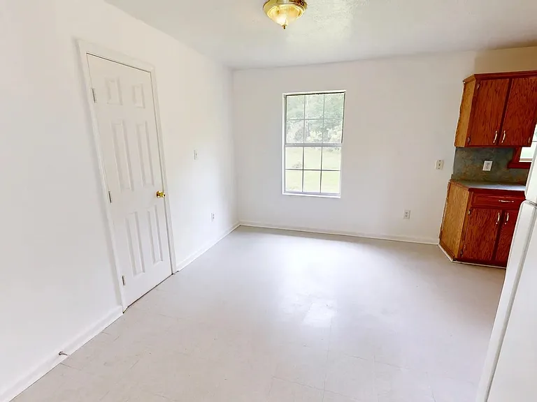 1112 Pinder Ln — Photo 4