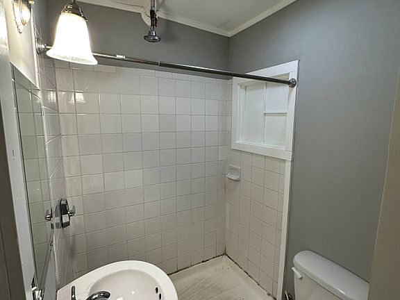 3rd image of 127 E 46th St APT 13