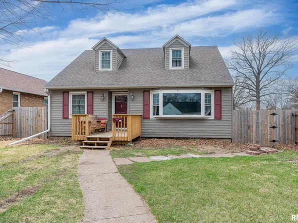 2358 Dunham St, Clinton, IA 52732
