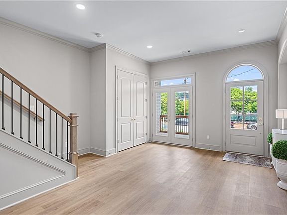 5th image of 722 Lakeview Ave NE #A