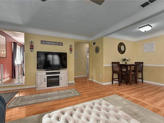 4th image of 24380 Hedgewood Ave