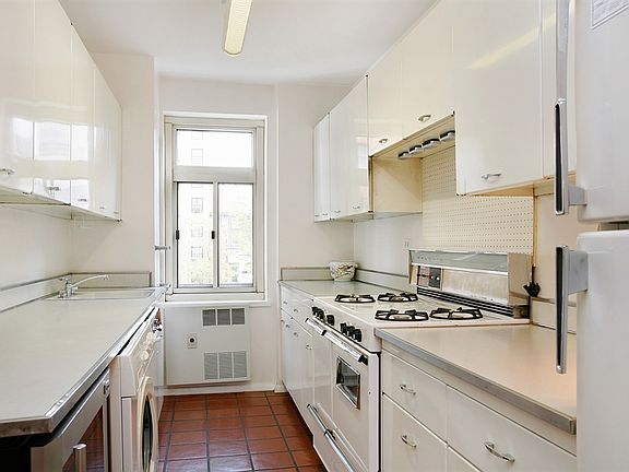 4th image of 30 E 65th St APT 8B