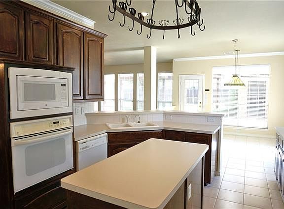 3rd image of 302 Chisholm Trl
