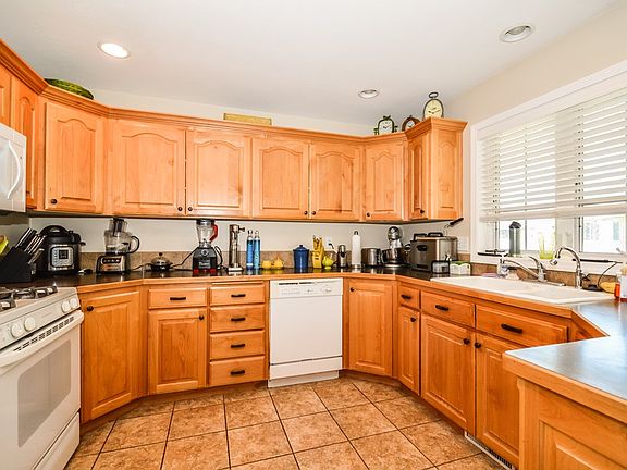 3rd image of 3917 Cambria Dr